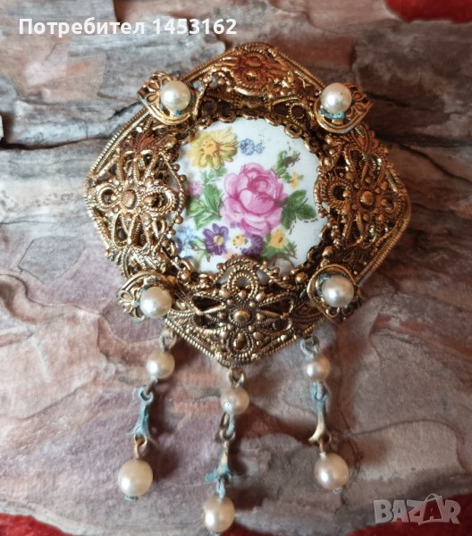 Винтидж брошка с рисуван порцелан , снимка 1