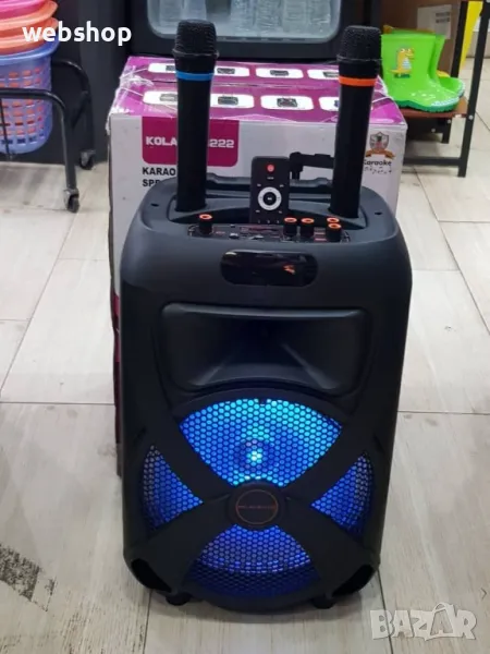 Атрактивна тонколона с два безжични микрофона за караоке , снимка 1
