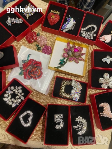 Брошки с кутия