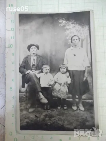 Снимка стара на дядо с дъщеря и две внучета