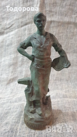 Старинна метална пластика на ковач от началото на миналия век