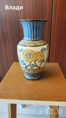 Малка керамична ваза с нарисувани цветя