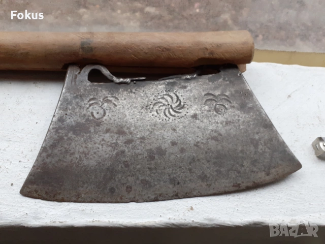 Стара кована брадва секира сатър, снимка 2 - Антикварни и старинни предмети - 53498293