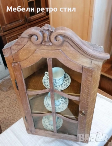 Красива ъглова витрина  от дърво, с декоративна дърворезба в горната част., снимка 3 - Шкафове - 52415443