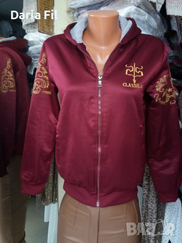 -19% Дамско плътно яке в тъмночервен цвят с жълти шарки по ръкавите 