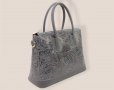 Дамска чанта с ефектна щампа от естествена кожа в сиво , снимка 2