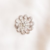 Брошка Silver Flower с кристали 652, снимка 1 - Други - 38910572