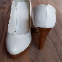 ВЕЛИКДЕНСКО НАМАЛЕНИЕ: Бели лачени обувки на висок ток , снимка 2 - Дамски обувки на ток - 32730426