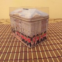 Метална кутия касичка от бонбони CHURCHILL'S BUCKINGHAM PALACE , снимка 3 - Декорация за дома - 28059282