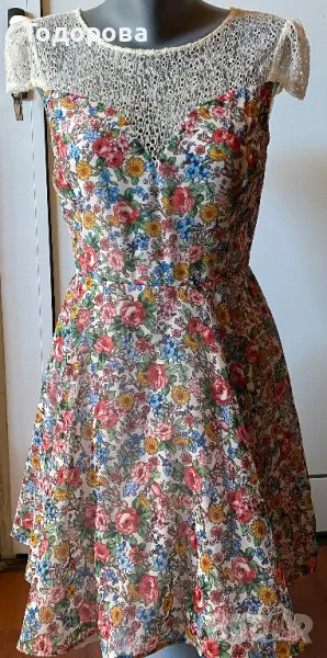 Рокля на цветя с гръб и ръкави от дантела., снимка 1