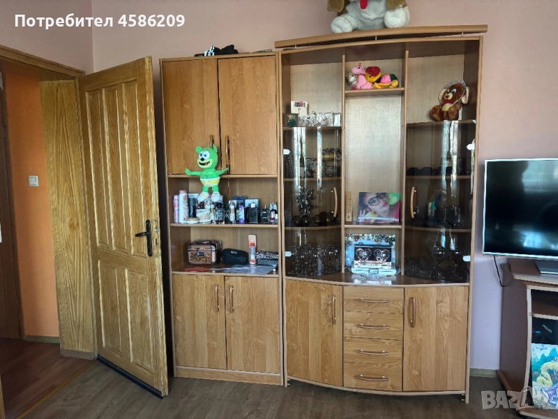 Продавам секция с две отделни стъклена крила, снимка 1