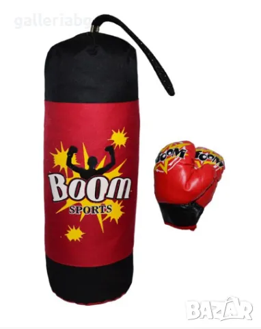 Боксова круша с ръкавици