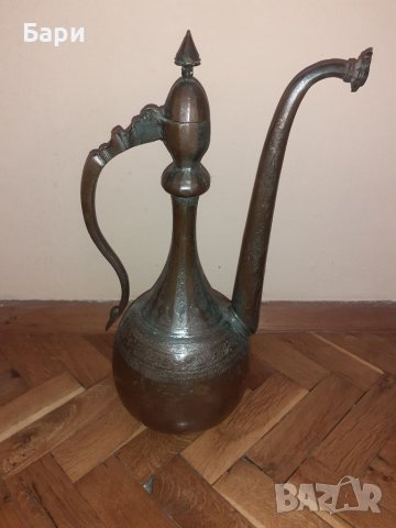 Стар красив голям меден ибрик