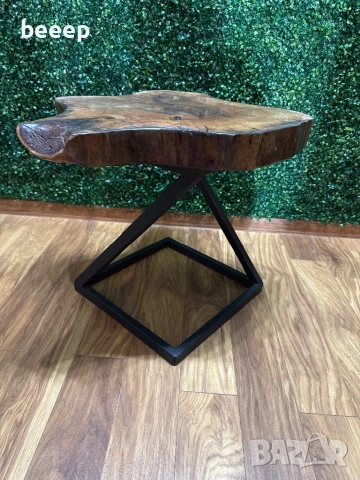 Холни маси и етажерки от дърво в комбинация с метал