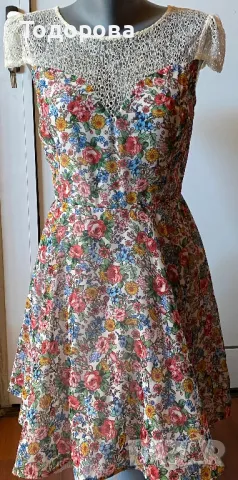 Рокля на цветя с гръб и ръкави от дантела.