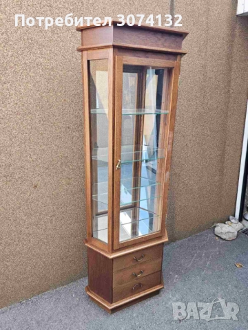 Конзолна витрина с осветление