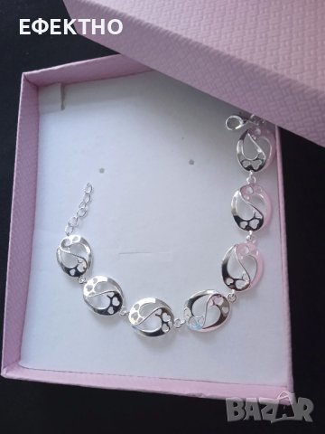 Нова, сребърна гривна с малки плочки от сърца. В подарчна кутия