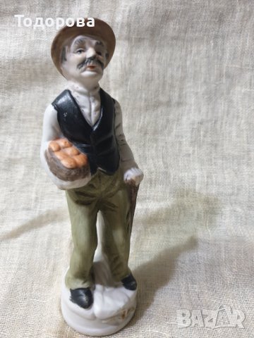 Порцеланова фигурка на старец