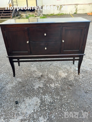 Продавам елегантен дървен винтидж шкаф