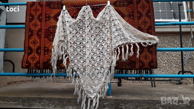 Красив ръчно плетен дамски шал