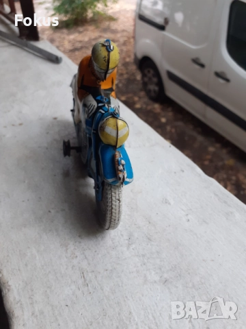 Стара ламаринена играчка с механизъм - моциклетист моторист, снимка 3 - Антикварни и старинни предмети - 51882040