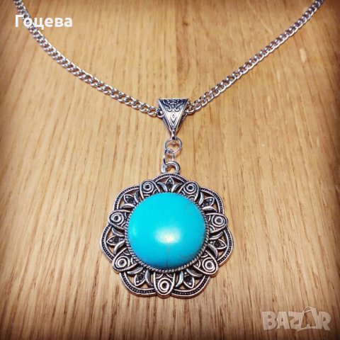 Прелестен филигранен медальон с голям Тюркоаз и орнаменти в цвят Антично сребро