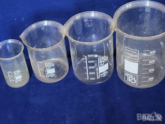 чаши, мензури, колби - лабораторно термоустойчиво стъкло, ГДР и Чехия, също 50 порцеланови лаб.чашки