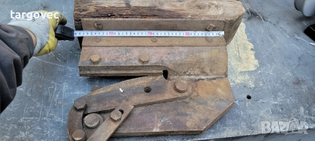 старинна огромна германска гилотина за метал