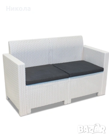 Продавам Бял 2-местен диван от техноратан