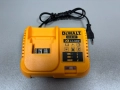 Зарядно устройство DeWALT за акумулаторни Li-Ion батерии 10.8-18 V, 230 V, DCB107, снимка 3