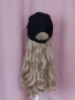 60 см Перука леко къдрева, руса с черна шапка в , снимка 2