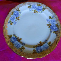 Красива, десертна чиния с дебел зл.кант-много злато и сини рози."WINTERLING"-Germany - "Bavaria". , снимка 2 - Чинии - 36411320