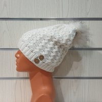 Нова зимна дамска бяла шапка с копчета и с пух/помпон, снимка 6 - Шапки - 35498845