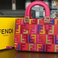 Дамска чанта Fendi, снимка 1 - Чанти - 32392196
