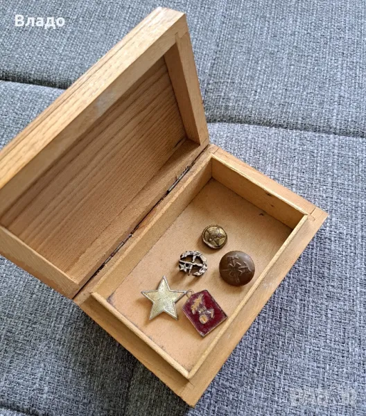 Дървена кутия със значки и копчета, снимка 1