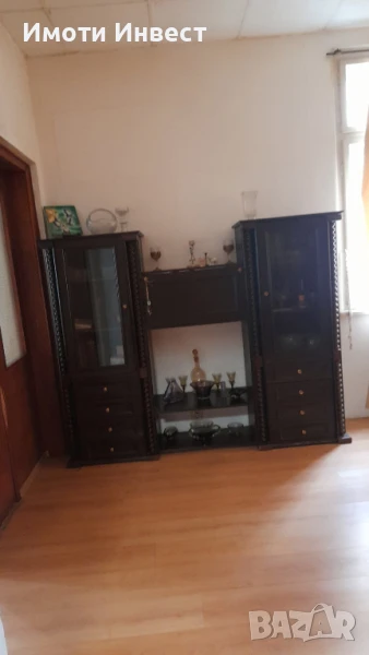 Полуобзаведен етаж от къща в СЦ, снимка 1