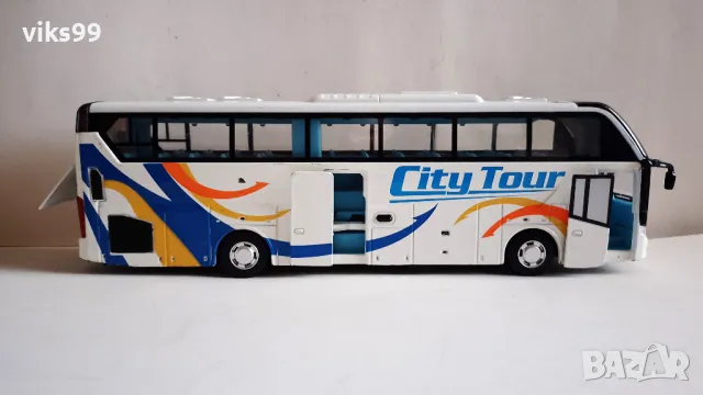 City Tour Bus Pull Back 1:32, снимка 5 - Колекции - 47265394