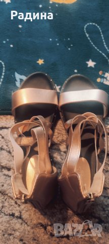Чисто нови сандали цвят Роуз голд отговарят на 38