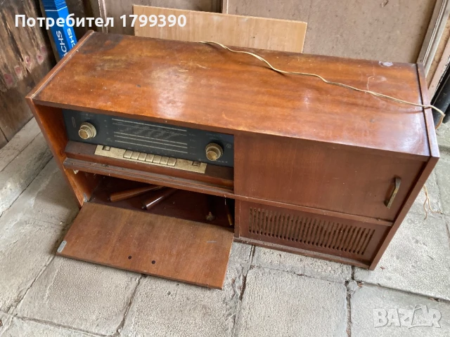 Продавам ретро радио грамофонен шкаф за редтавриране