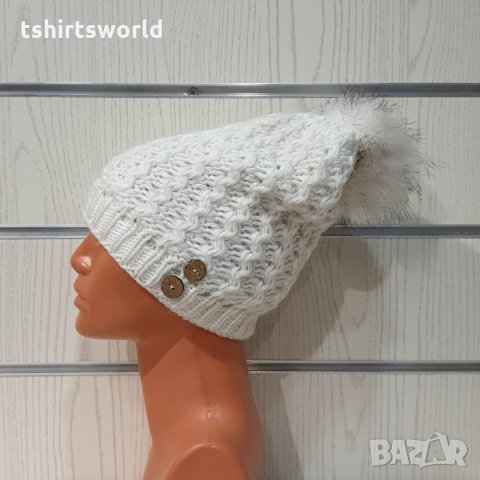 Нова зимна дамска бяла шапка с копчета и с пух/помпон, снимка 6 - Шапки - 35498845