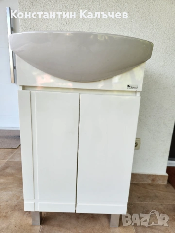 Водоустойчив долен шкаф за баня TRIANO с мивка.