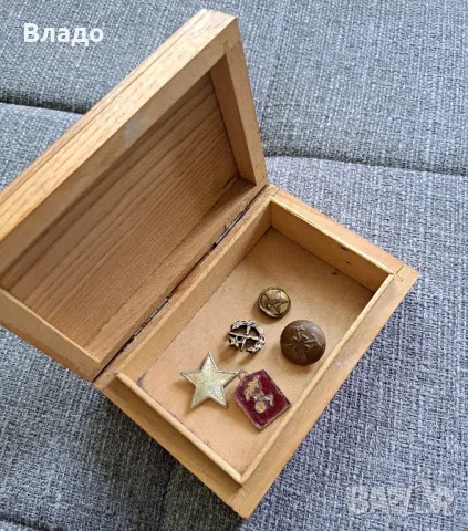 Дървена кутия със значки и копчета, снимка 1