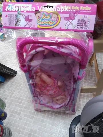 Продавам зимна количка за кукли с бебе.