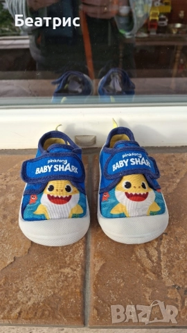 Олекотени пантофи с Baby shark