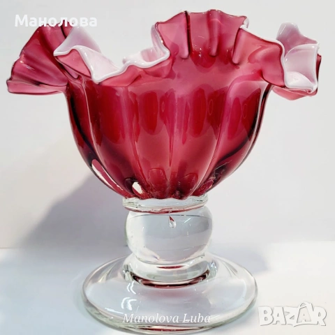 Бонбониера от ръчно издухано стъкло Cranberry glass. 