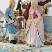 Порцелан Capodimonte - Карета с два коня, кочияш, дама и лакей, снимка 4 - Антикварни и старинни предмети - 43088775