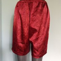 Еластични сатенени бермуди / змийски принт в червено / голям размер , снимка 1 - Къси панталони и бермуди - 33446035