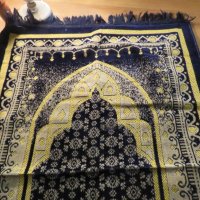 турско молитвено килимче, килимче за молитва за Намаз тъмносин фон с красиви златни  флорални мотиви, снимка 2 - Антикварни и старинни предмети - 43170142