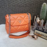 Дамска чанта Prada оранжева, снимка 1 - Чанти - 28594863