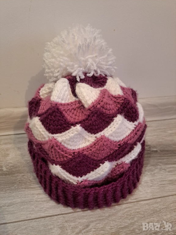 Ръчно плетена шапкa трицветна модел мидички, снимка 1